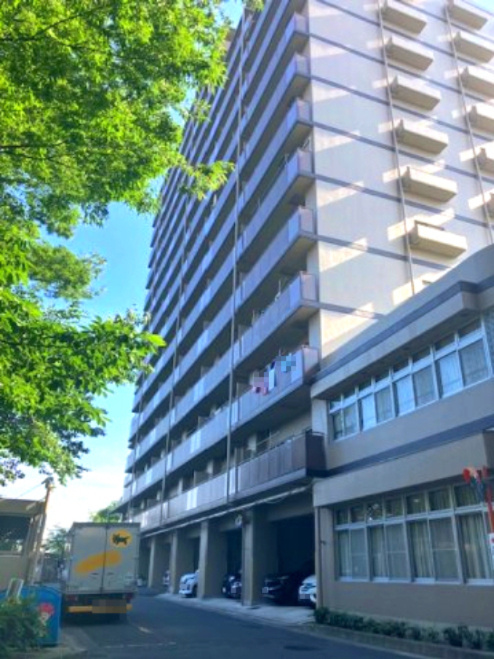 南海高野線「滝谷」駅まで徒歩14分。建物周囲には緑が広がる自然豊かなロケーションです！