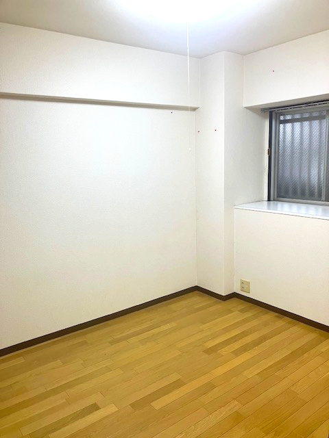 5帖の洋室！白を基調としたシンプル内装。家具やレイアウトにこだわって、自分だけの快適空間に！