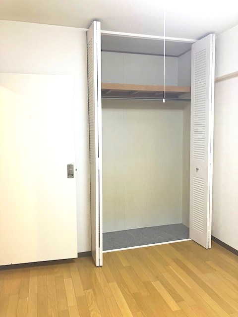 5帖洋室のクローゼット！ハンガーパイプと棚板付きで、洋服や小物等もスッキリと収納できます。