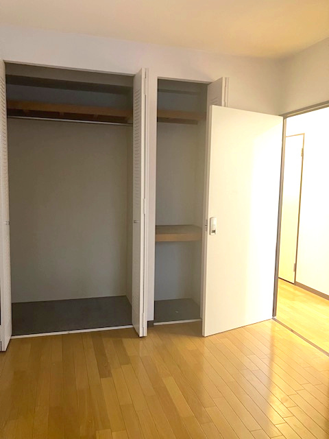 5.5帖洋室には、2つの収納スペース付き！普段使いの洋服はもちろん、季節物の洋服などもしっかり収納できますね。