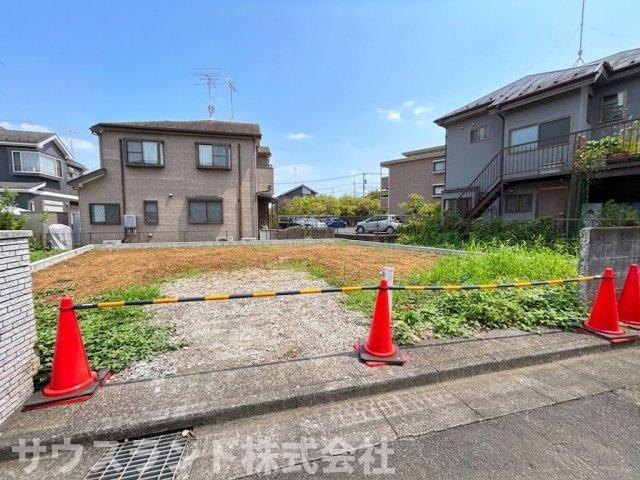 整形された土地で、敷地境界も明確です。周囲は落ち着いた住宅街で、穏やかな環境の中で新居での生活をイメージしていただけます。道路との段差も少なく、小さなお子様がいるご家庭でも安心です！