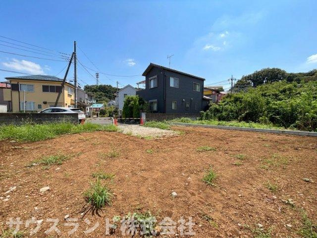 陽光がたっぷりと降り注ぐ、広い更地です！お子様の遊び場や家庭菜園、BBQスペースなど、ご家族の多様なニーズに応える庭づくりが可能です。広さを活かした開放感のある住まいが実現できます。
