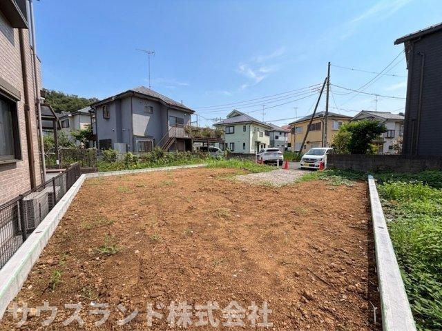 隣地との境界がはっきりしており、設計段階からプライバシーを考慮した配置が可能です。土のままでお引き渡しとなるため、外構や庭づくりを一から自分好みにカスタマイズできる楽しみがあります。