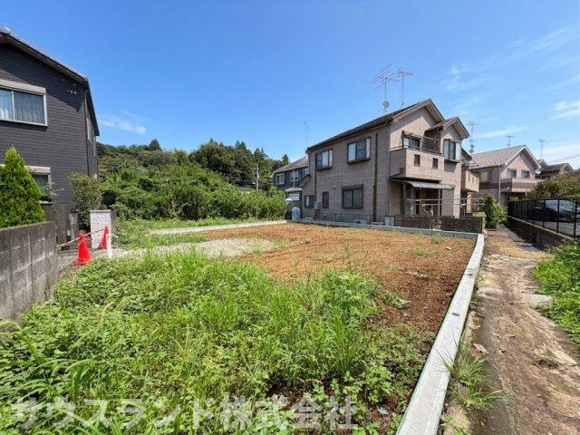 敷地の奥まで広がるゆとりの空間です。境界ブロックも設置されており、安心して土地を活用いただけます。広いスペースを活用し、平屋建てや二世帯住宅など、多様な建築プランが検討可能な広さです！
