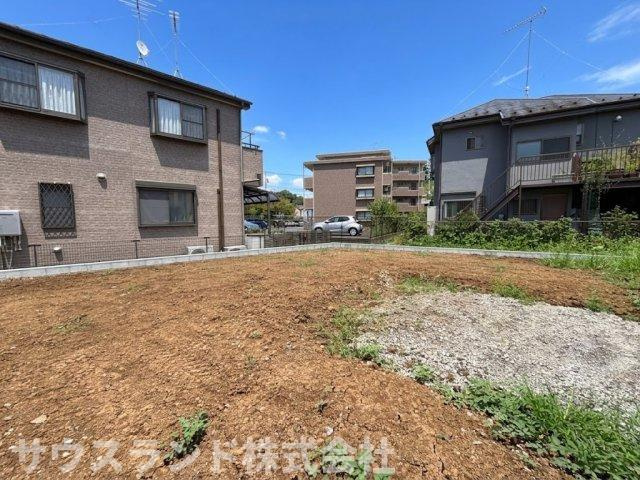 土地の中に立つと、その広さを実感できます！周辺は低層住宅が多く、空が広く感じられる開放的な環境です。隣家との距離も十分に確保できるため、採光や通風に優れた快適な住まいが建てられます。