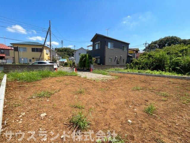 平坦に整地された土の敷地です。基礎工事もスムーズに進めやすく、建築コストの管理もしやすい土地です。ご希望の住宅メーカーでの建築が可能なため、こだわりのマイホームづくりを応援します。