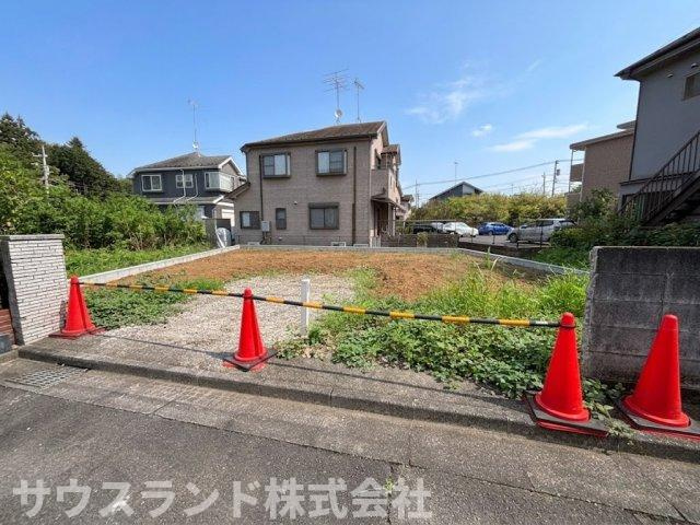 道路から敷地へのアプローチイメージが湧きやすいです。カースペースを複数台確保したり、植栽で緑豊かな玄関周りを演出したりと、外構デザインの自由度も高い土地です。理想の住まいを具体化してください。