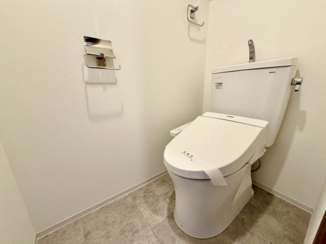 リフォーム済みのトイレは清潔感があり、収納も充実。毎日の使用も快適です♪