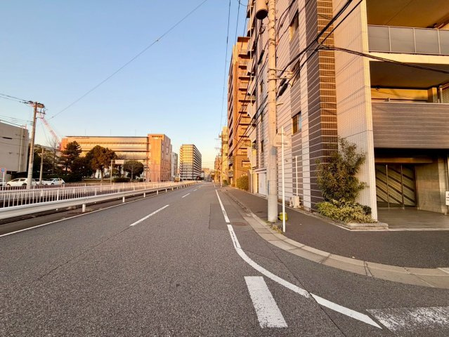広めの前面道路10ｍに面した物件で、駐車や通行も快適。日当たりや風通しの良さも魅力です♪