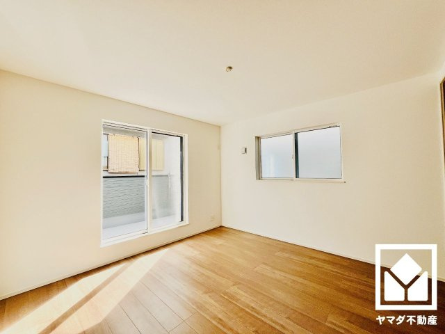 【洋室】　陽当たり、通風良好なので過ごしやすいお部屋となっております。