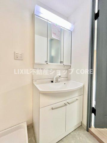 3面鏡の洗面台収納力豊富で細かいものでちらかりやすい洗面所をキレイに保つことができます。　