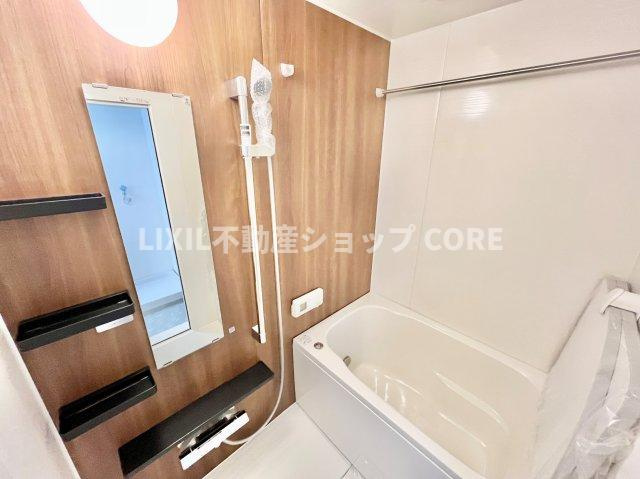 ゆったり入れる一坪バス。足を伸ばして入れるサイズは一日の疲れを癒すのに嬉しい広さですね。　