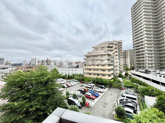 気持ちのいい空が見渡せる広いバルコニー。通風・採光にも優れ、心地よい光と風があふれています。　