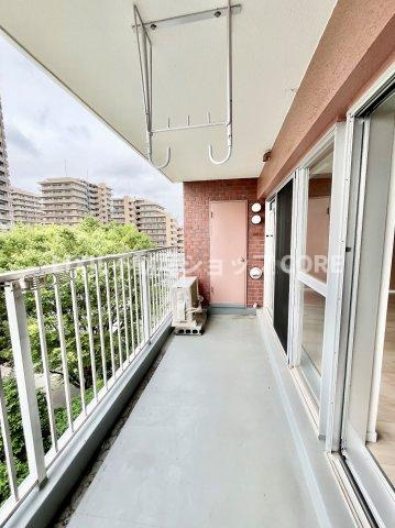 開放感いっぱいの眺望と共に光と風を享受するバルコニー。景観を眺めることができます。　