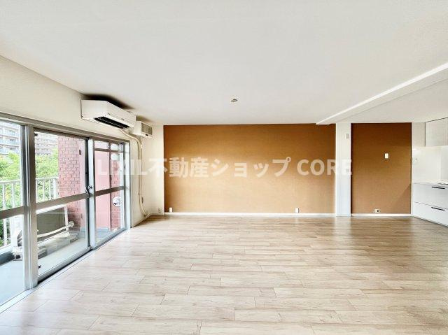 光溢れる安らぎの空間。キッチンとも一体感も演出しご家族との会話も弾みます。　