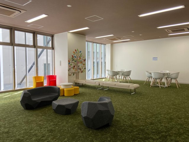 【キッズルーム】テーブルと椅子もあり、お子様を見守りながら、大人の方同士もご歓談いただけます。