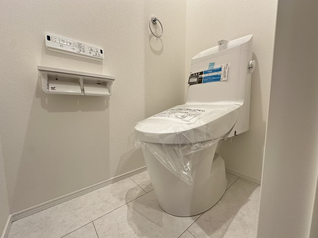 ウオークインクローゼットを備えた8.1帖の洋室です。扉の建具と床のフローリングが素敵です。