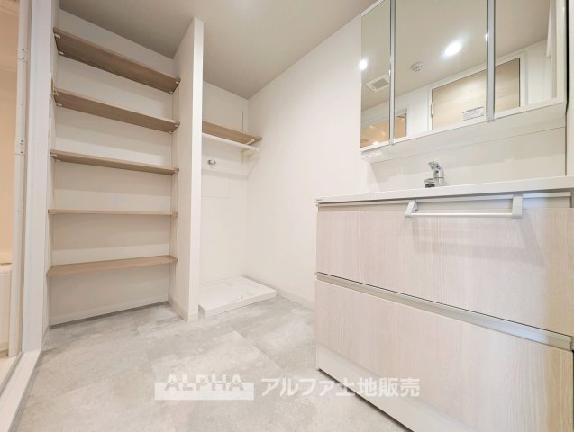 【Laundry　space】　◆ランドリースペース◆洗濯機置場を備えた使いやすいランドリースペース。浴室換気乾燥機付きで、天候を気にせず洗濯でき、毎日の家事もスムーズにこなせます。