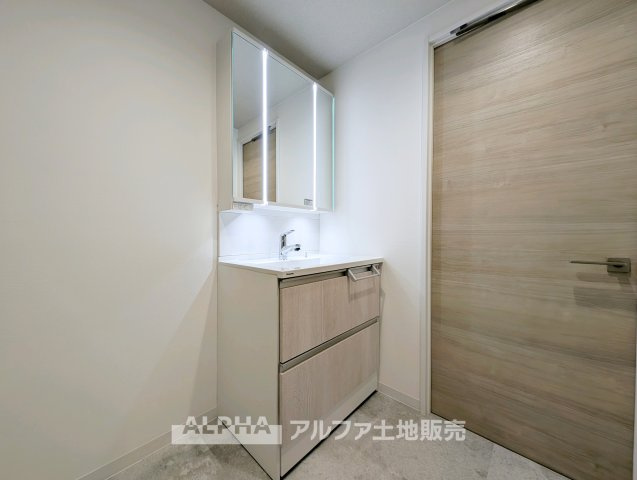 【Powder　room】　◆独立洗面台◆朝の身支度や帰宅後の手洗いも快適に行える独立洗面台。収納スペースも備えており、洗面用品をすっきり整理できる使い勝手の良い空間です。