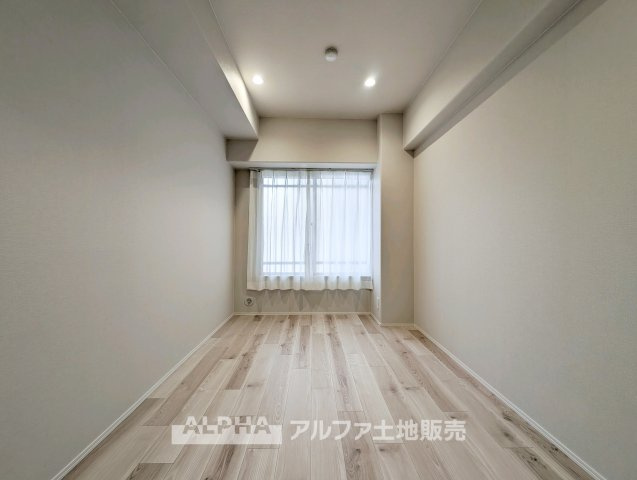 【bright　room】　◆明るさを感じる洋室◆やわらかな光が室内に広がり、日中も快適に過ごせる一室。プライベート空間として落ち着いた時間を過ごせます。