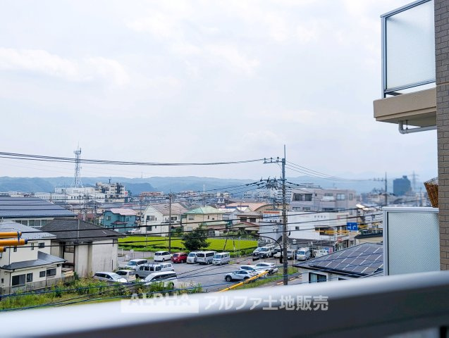 【Balcony】◆バルコニー◆日当たりの良いバルコニーは、洗濯物がよく乾くだけでなく、外の空気を感じながらひと息つける場所。暮らしに心地よい余白をもたらします。