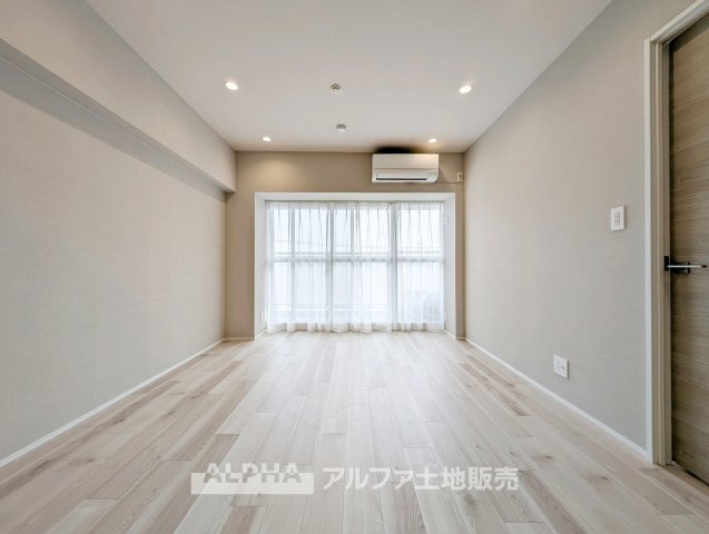 【A　place　that　feels　right】◆自然と人が集まる◆　広がりを感じる住空間と、手触りのある落ち着いた雰囲気。　ここで重ねる毎日が、暮らし方そのものを静かに変えていく。
