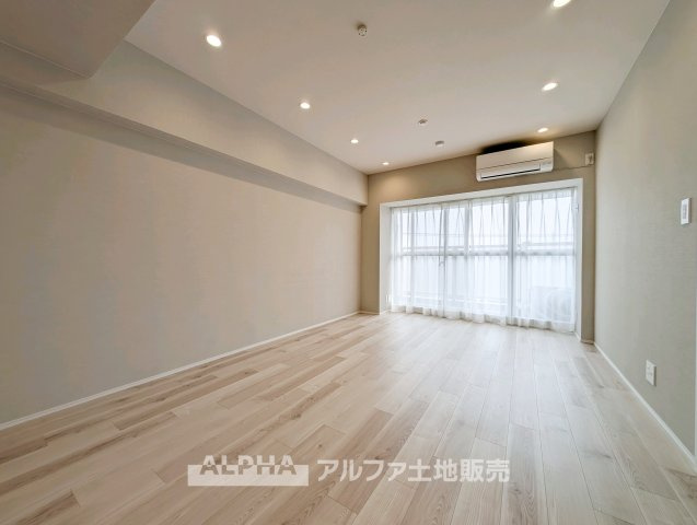 【Daily　Scene】　◆暮らしをつなぐ場所◆　「おはよう」から「おやすみ」まで、一日のさまざまな時間が交差するリビング。家族の何気ない毎日を、心地よく支える空間です。