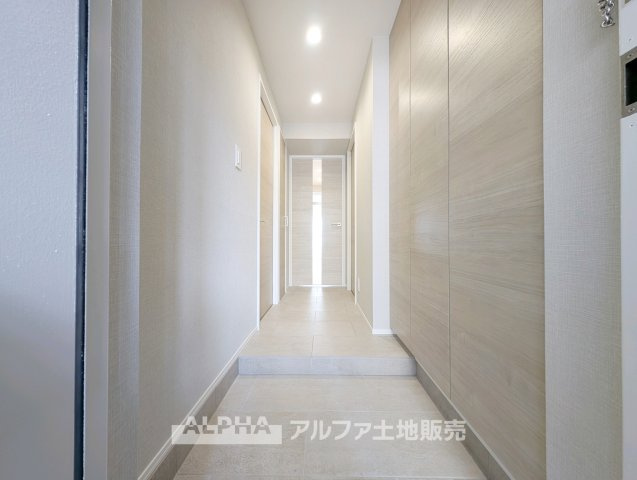 【Welcome　Space】　◆玄関◆帰宅時にほっとできる、穏やかな空気感の玄関。整った空間が日々の切り替えを自然にサポートし、来客時にも好印象を与えます。