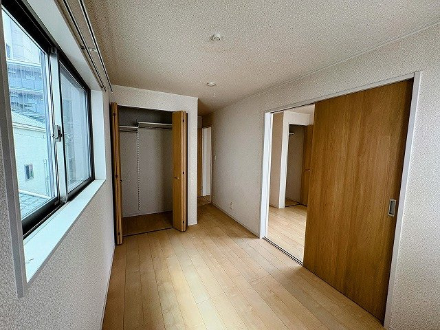 約6帖の洋室です。隣の洋室と続けて使用することもできます。