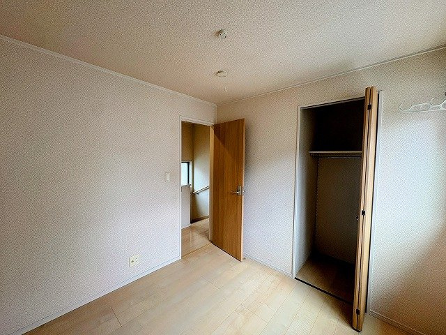 約4.5帖の洋室です。