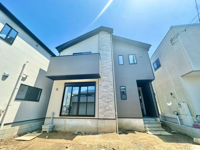 1号棟　広々19.5帖のリビング空間・キッチン・洗面・浴室がまとまった水回り動線で、家事の移動もスムーズです。4LDK・WIC・SIC付き！並列駐車2台可(車種による)！