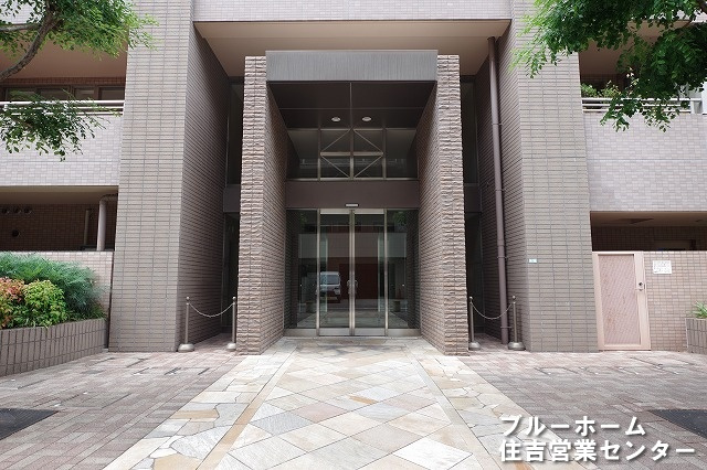 重厚感のあるエントランスです！