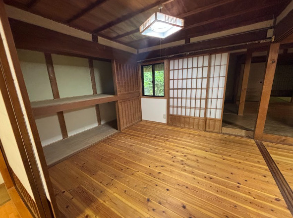 木の質感に包まれる落ち着きある室内。