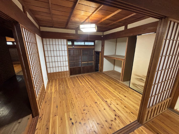 伝統を感じる格子戸デザインでお洒落な空間。