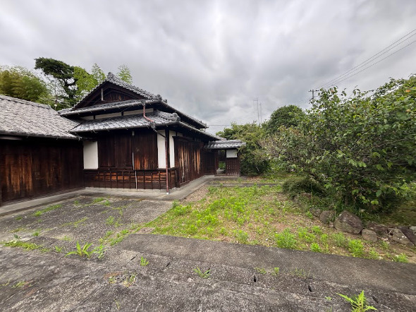 緑に囲まれた広大な敷地と風情ある邸宅。