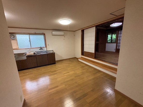 陽光が差し込む明るいダイニングキッチン。