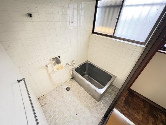 タイル張りの清潔感のある浴室です。大きな窓が設けられているため換気がしやすく、湿気がこもりにくいのも嬉しいポイント。自然光が入ることで明るい空間になり、日中は照明がなくても利用しやすい環境です。