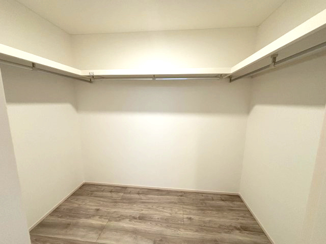 洗面台横の納戸はファミリークローク仕様