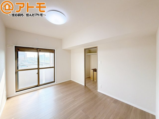 バルコニーに面したお部屋なので、布団などの大きなものも楽々干せます♪