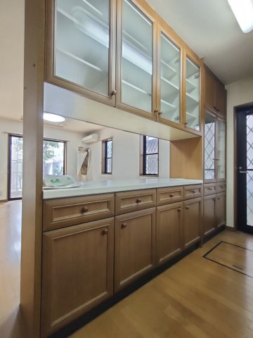 【カップボード】　カップボードはキッチンとお揃いで全体の高級感が一気に増します。