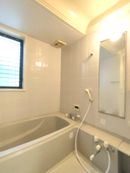 【浴室】　窓があり、自然換気もできるバスルーム。