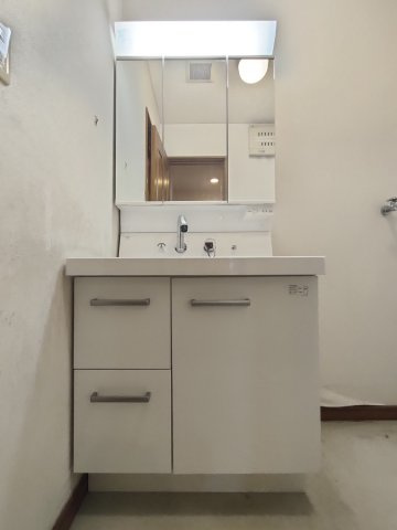 【1階独立洗面化粧台】　洗面室は朝を快適させてくれる大切な空間です。バタバタしている忙しい朝でも収納が多い洗面台では短時間で効率良く支度ができます。