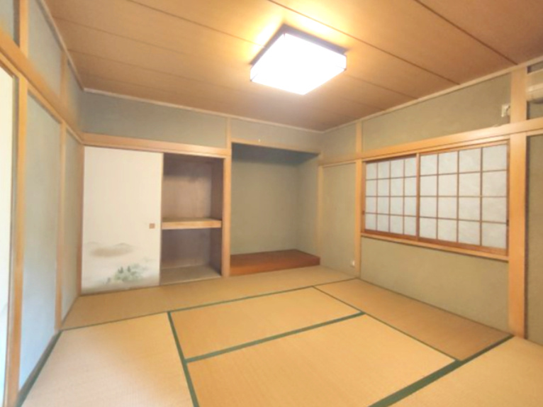 【1階和室約8帖】　裸足でくつろげる和室もございます。畳の香りでリラックス♪