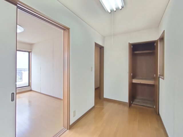 【納戸約4帖】　アウトドア用品やオフシーズンの衣類はもちろん、蔵書をしまっておくスペースにも。