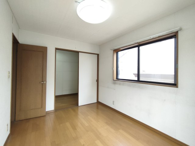 【洋室約6帖】　家具の配置のし易い室内です。趣味の部屋としても充分な広さを確保しております。