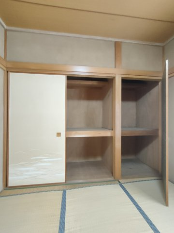 【和室約6帖　押入れ】　押し入れを備え、寝具などの収納もスムーズにできそうです。