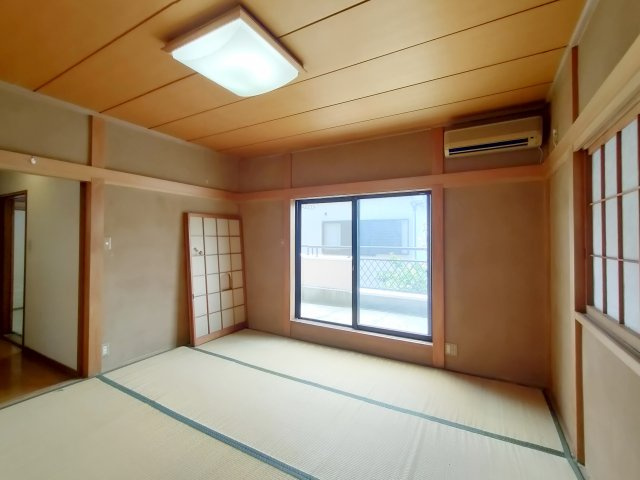 【2階和室約8帖】　採光の良い和室はのんびりと寛げる空間。