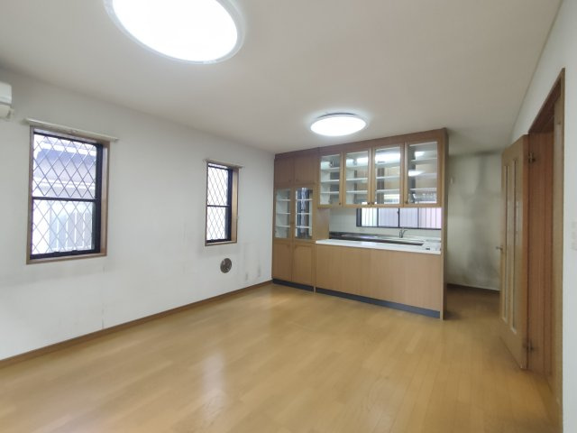 【LDK約15.05帖】　落ち着いた雰囲気のダイ二ング。伸びやかな空間のなかで、ゆったりとしたひとときを過ごせます。