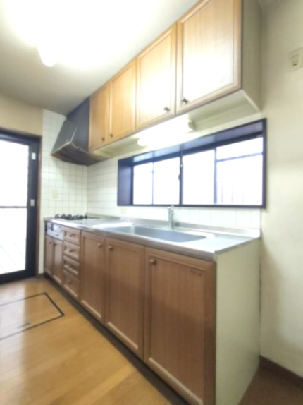 【キッチン】　収納スペース・作業スペースが広いシステムキッチンはうれしいポイントです。