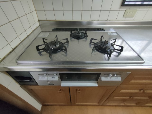 【3口ガスコンロ】　3口コンロ、グリル付きでお料理のレパートリーも増えそうです。